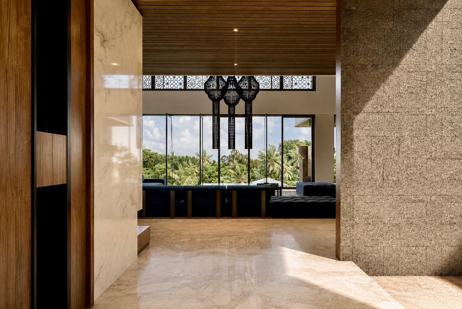 Entrée principale — marbre et lustre balinais